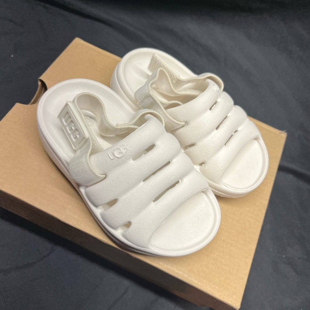 Uggs slides size 7 kids